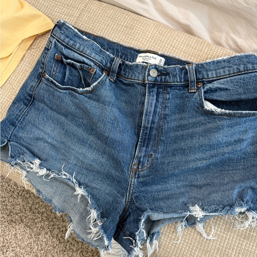 Abercrombie & Fitch The Mom Short High Rise Distressed Denim